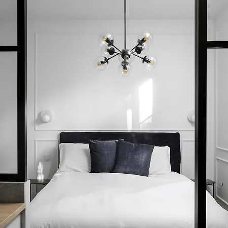 Apartment Secret Contemporary Courtyard