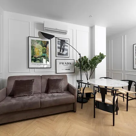 Secret Contemporary Courtyard Apartment *