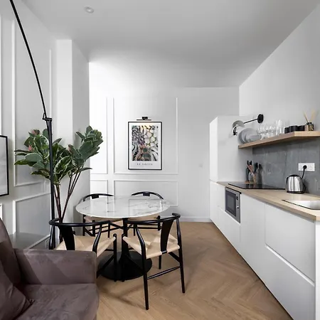 Apartment Secret Contemporary Courtyard
