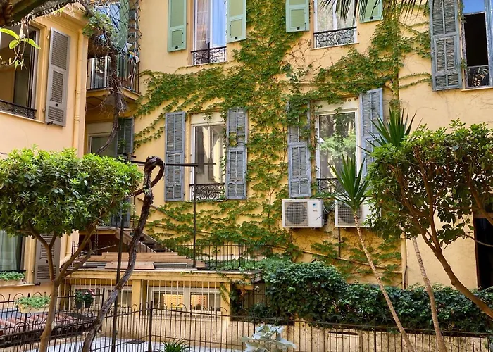 Secret Contemporary Courtyard