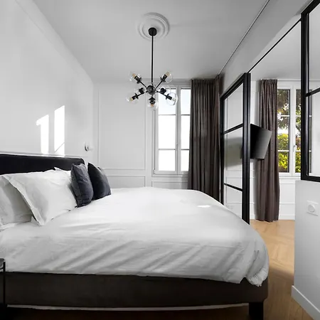 Secret Contemporary Courtyard *